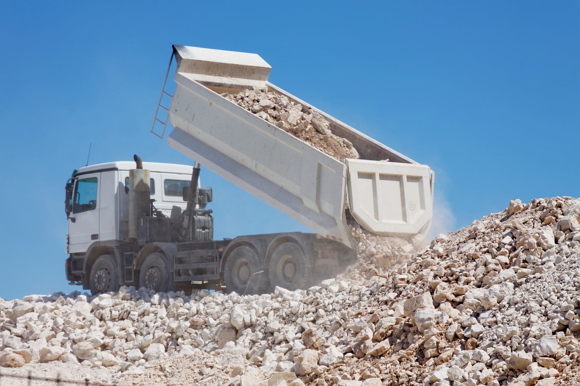 scarico inerti camion e recupero inerti costruzioni a Isola Del Gran Sasso Teramo Abruzzo ESSEBI