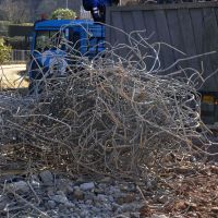 ferro cemento durante demolizione abitazione e recupero inerti costruzioni a Isola Del Gran Sasso Teramo Abruzzo ESSEBI