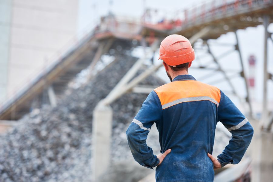 operaio addetto durante smaltimento di rifiuti industriali ESSEBI di Isola del Gran Sasso Teramo Abruzzo